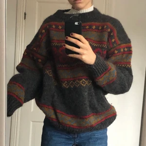 Stickad tröja  - Fin stickad tröja köptsecondhand. Jätte varm och perfekt för vintern. Skicka för mer info