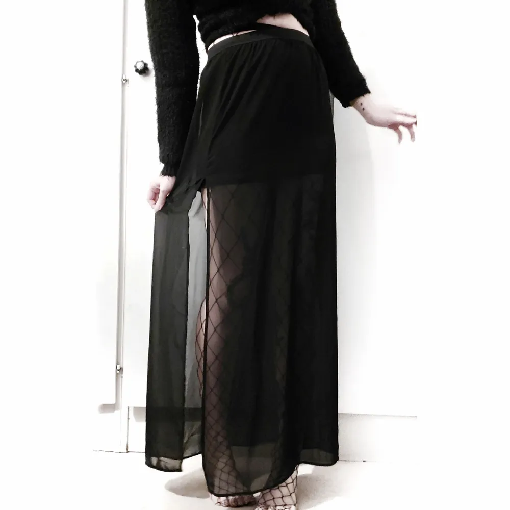 En lång svart kjol är ett måste i goth-garderoben!! En kort kjol i täckande svart tyg på insidan och en långkjol i ett mer semitransparent tyg ovanpå.  Slits på båda sidorna hihi 🖤 Storlek 36, 70kr. Kjolar.