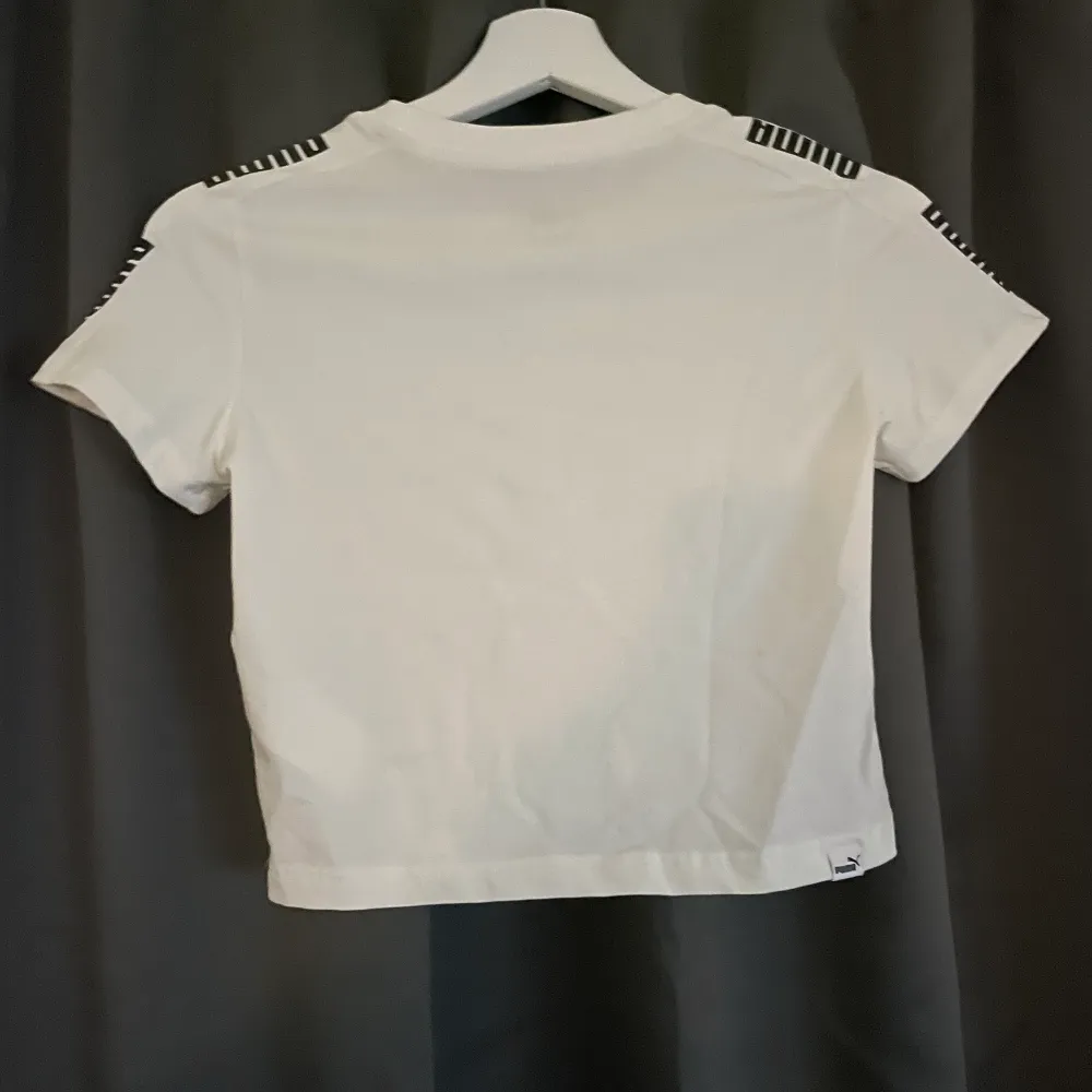 Vit croppad puma t-shirt. Oanvänd i storlek xs. 40kr plus frakt. T-shirts.