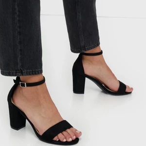 Svarta klackskor  - Svarta klackskor i mocka linkande material från Nelly, använda endast 1 gång! Säljer då skorna aldrig kommer till användning! De är i ny skick, så känner att de kanske kan komma till användning för någon annan☺️