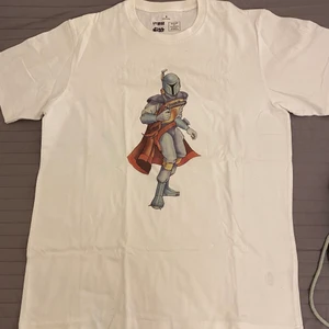 t-shirt - En så snygg vit tröja med super coola tryck. 150+frakt (pris kan diskuteras vid snabb affär.)