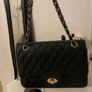 Väska - Axelväska med axellångt band