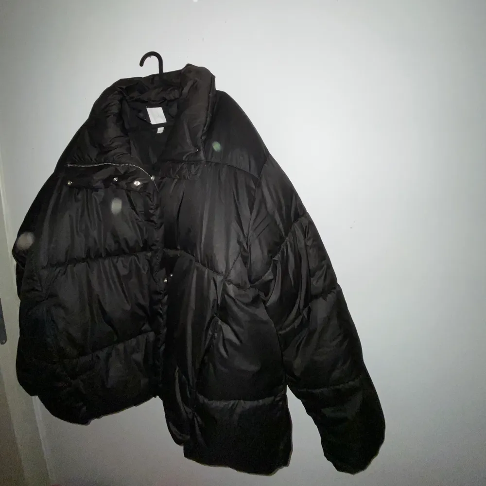 En fin, nästan helt ny puffer jacket från HM, ordinarie priset var 400kr. Vill sälja detta pga att den är för stor för mig. . Jackor.