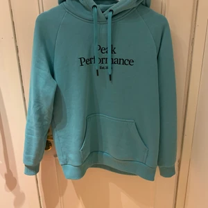 Peak Performance Hoodie - Hoddie från peak performance som nästan aldrig använts. Storlek M