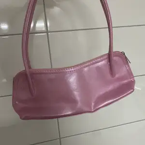 Rosa handväska som inte kommit till användning