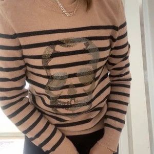 Zadig & Voltaire - Så smickrande och speciell stickad tröja från zadig med ett snyggt glitter tryck med stenar. Alla stenar är kvar då den inte kommit till användning och är därmed helt oanvänd, den är så fin till både jeans och en söt kjol. Om det är fler som är intresserad så blir bud😎