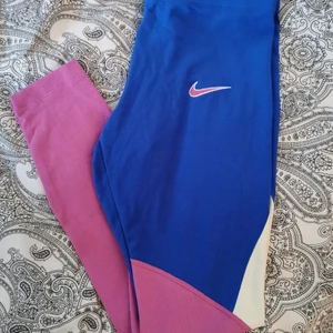 Nike tights - Oanvända retro tights av märket Nike, lapparna sitter kvar. Storlek L men passar M-L. 