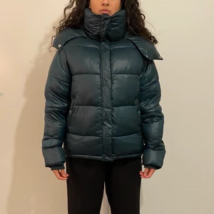 Bik Bok puffer s. Xs - OBS: sålde jackan för direktpris och därför avslutades budgivningen tidigare🌻Säljer denna populära Bik Bok puffern i grön färg S.xs Den är i fint skick och använd ett fåtal gånger 🌻💓Kan mötas upp eller så står köparen för frakten!