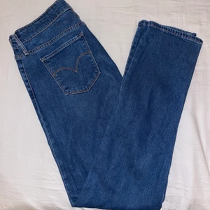 Levis jeans - Levis jeans använda 1 gång då dem är för stora. Storlek 32/32. Lite stretchiga i materialet men raka nertill. Frakt tillkommer