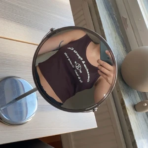 Brun topp från SHEIN - Brun croppad topp med vit text🤎Använd max 2 gånger✨Skriv för fler bilder.