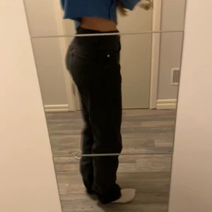 A-dsgn jeans  - Säljer dessa jättesnygga jeans från Alice Stenlöfs märke a-dsgn. Säljer pga att de är lite förstora för mig. Långa i benen (jag är ca 173). Endast använda 1 gång. De ser nästan svarta ut i ljuset men man ser den riktiga färgen på sista bilden. 