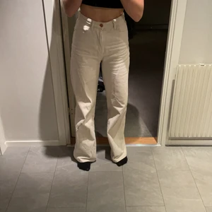 Beiga jeans från Lindex  - Säljer pga att dem är för stora på mig och för att jag har exakt samma jeans fast en mindre storlek, jag älskar dem här jeansen för de sitter jättebra i midjan och jätte fint nedtill och perfekt längd✨