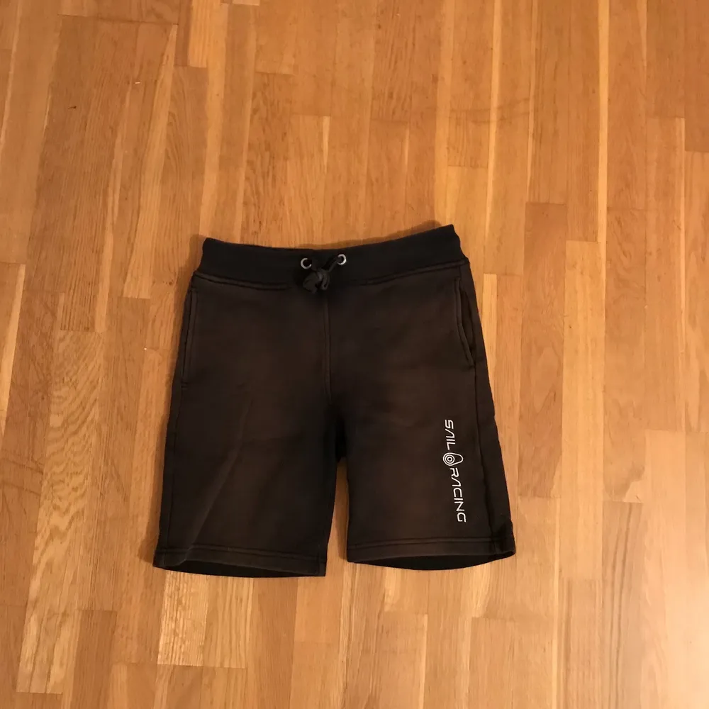 Ett par sail racing shorts som är kraftigt  solbrända så säljer dom billigt . Shorts.