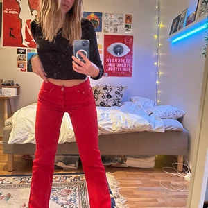 Slutsålda jeans ZARA - sjukt snygga, slutsålda jeans från Zara! Perfekta om du har svårt att hitta tillräckligt långa jeans som lång!❤️ Kan mötas upp i sthlm annars står köparen för frakten!