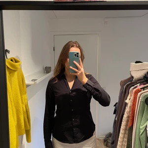 Sort H&M skjorte - Farven er faded en smule