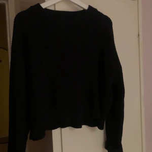 Ribbad tjocktröja - Säljer denna ribbstickade tröjan, köpt från Bikbok. Har haft den i ca 6 månader men den kommer inte till användning längre, därför säljer jag den. Inga fel med tröjan alls!
