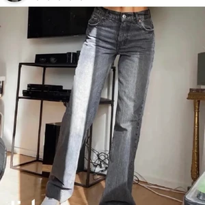 Gråa Zara Jeans - Säljer ett par fina Zara jeans i bra skick som är använda ett fåtal gånger. Dem är midwaist och är i en stentvättad grå färg. Jag är 1,70 och de är perfekta i längden. Säljer jeansen för de ej kommer till andvändning. Dem kostar 400kr men pris kan diskuteras. Skriv privat om intresse❤️