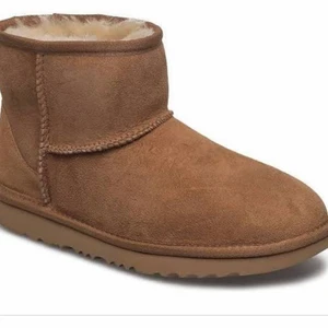 Uggs skor - Uggs classic mini brun skor, storlek 38. Använd en vinter, fint skick! Pris kan diskuteras, skriv gärna privat för fler bilder och frågor❤️😊