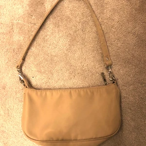 Väska - Säljer denna beiga super fina väskan från Gina i mycket bra skick. Perfekta storleken! Säljer för 75kr+frakt! Skriv vid intresse🤎