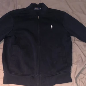 Polo Ralph Lauren  - Zip up tröja, passar storlek m, men inte om man är lång. För liten för min kille som är 190+, passformen skulle jag vilja säga är slim. Jättebra skick använd ett fåtal gånger, köpt på herravdelningen. 