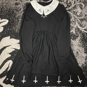 Gothic klänning  - Super söt klänning med vit krage och kors. Endast provad. 