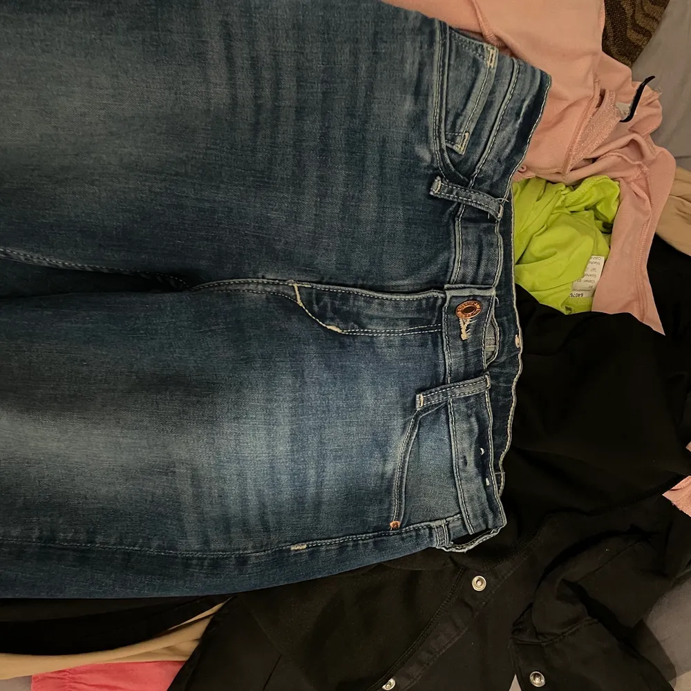 SUPER sköna o fina jeans. Tyvärr så gick jag upp i vikt, dom passar inte mig längre. Annars är dom super snygga Kom privat för fler frågor💙💙. Jeans & Byxor.