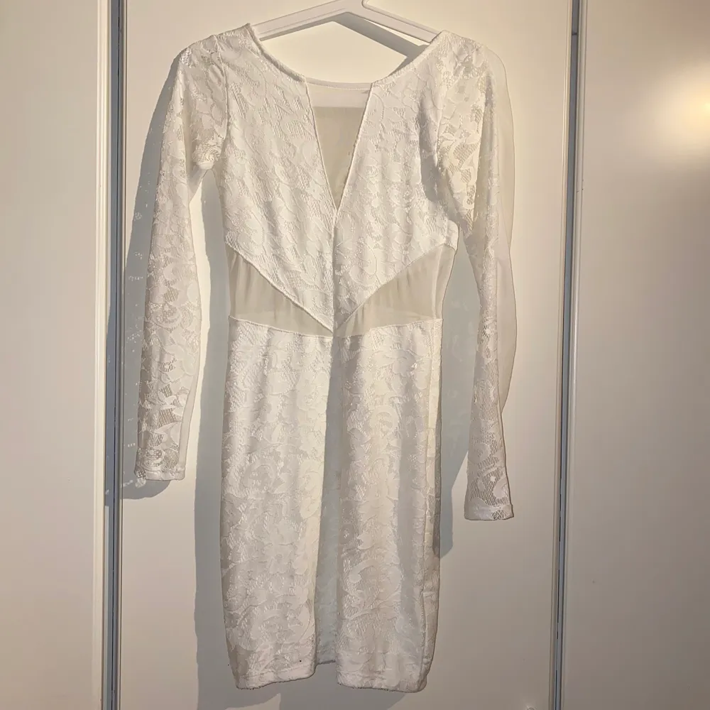 Säljer en vit spetsklänning som använts en gång. Strl XS, pris 150kr. Klänningar.