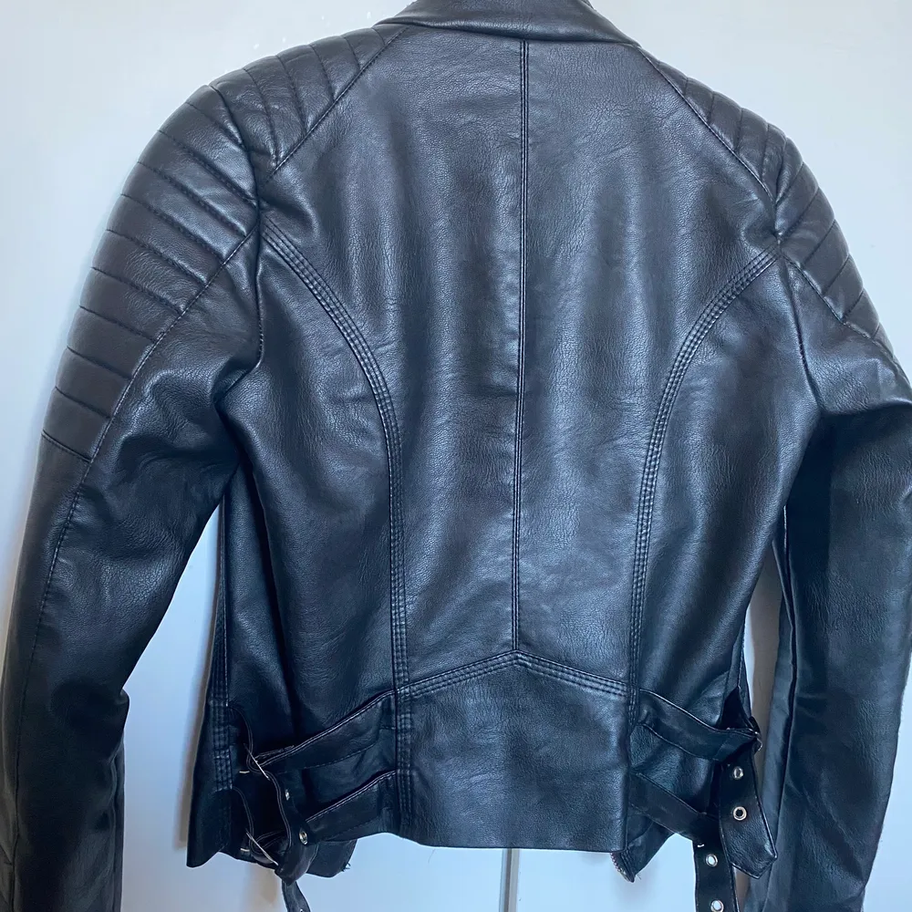 Säljer den populära skinnjackan från chiquelle! Moto jacket black, köpt för 700kr. Jackor.