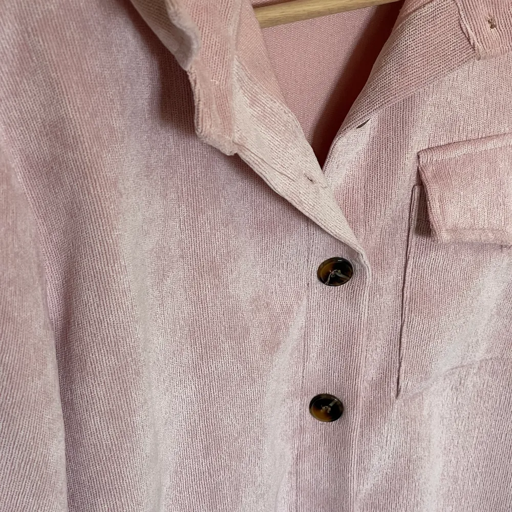 Jättefin rosa skjorta från Pretty Little Thing. Jätteskönt material. Bara använt en gång. Storlek 34 men skulle säga det passar 36 och 38 också. . Tröjor & Koftor.
