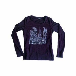 Y2k tröja lila - Supersnygg lila y2k tröja med coolt tryck och rhinestones. Knappt använd och är så gott som ny. Storlekslappen är bortklippt så vet ej storlek men den passar mig som har S/M! 