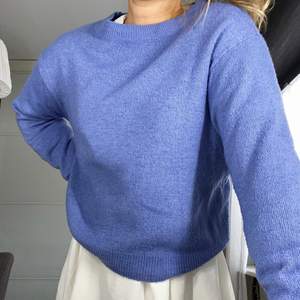 Superhärlig stickad tröja i en superfin blå färg. Från H&M i storlek XS. Superfin att ha över en klänning en sommarkväll men passar lika bra till byxor🥰