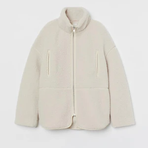 Hm teddyjacka - Säljer min fina teddyjacka från HM. Det finns ett märke i kragen på den, skriv privat för fler bilder osv