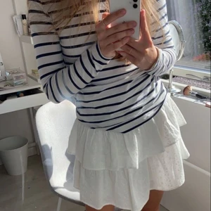 Volangkjol - !!lånad bild!! Säljer en nästan likadan kjol som är oanvänd 💘 buda från 100kr 