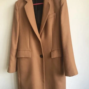 Camellia vår/höst kappa Zara, r.S. - Jag skulle vilja bjuda in dig att köpa en vårjacka från Zara, storlek S.  Kamel färg. Total längd ca 94 cm, ärmlängd från armhålan 43 cm. Bredd vid byst 49-50 cm, Bredd i axlarna 39-40 cm