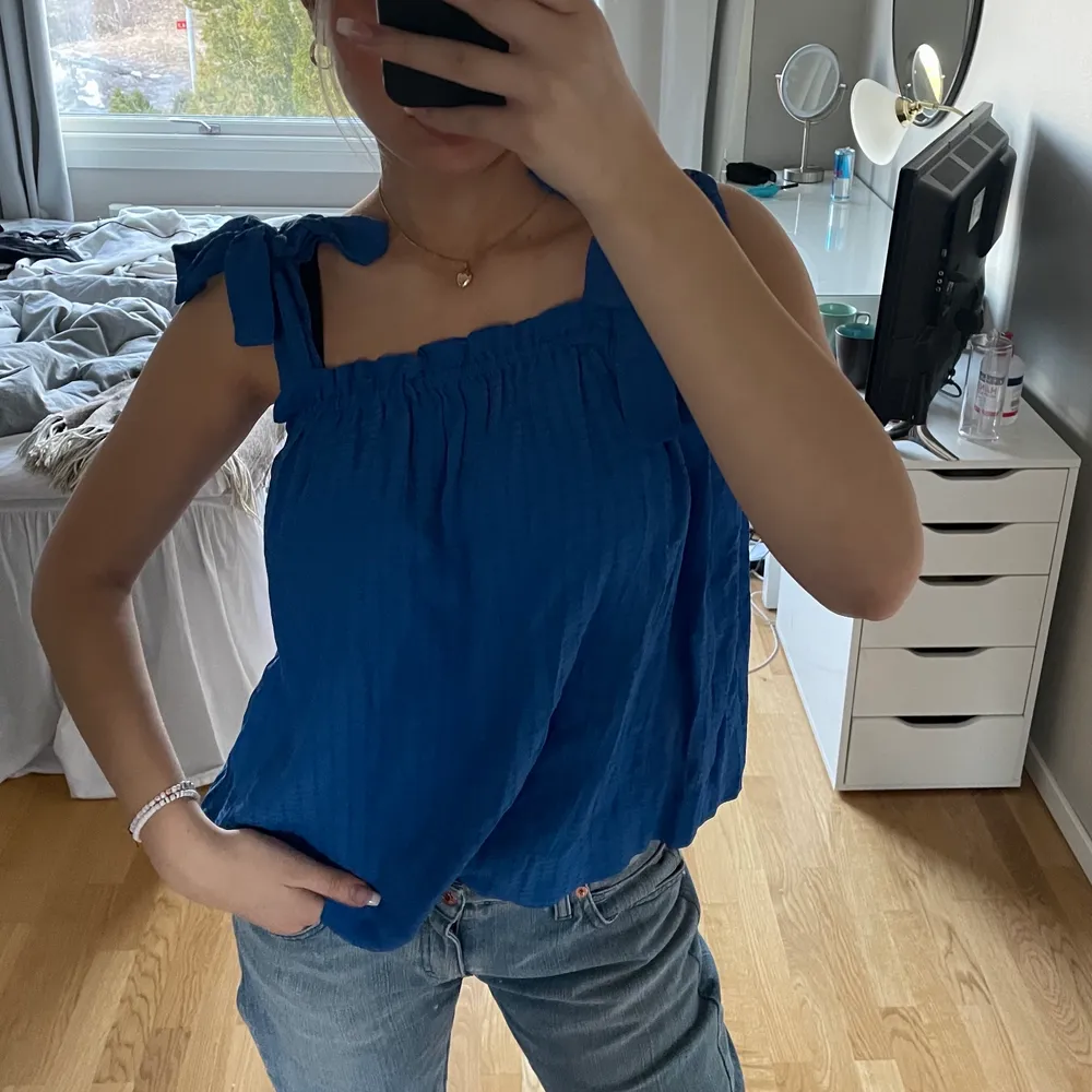 Blått linne från h&m 🤍 köptes förra sommaren säljer nu pga inte min stil längre! . Toppar.