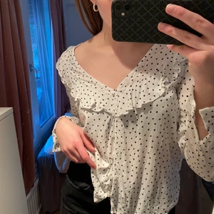 Blus från mango - Supergullig blus från mango som tyvärr blivit för liten för mig. Perfekt för middagar eller om man vill vara lite uppklädd!! 