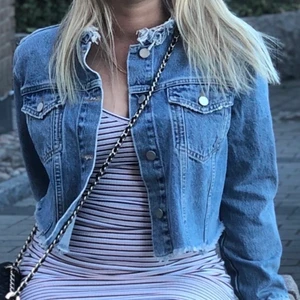 Kort jeansjacka från NAKD - Säljer en kort jeansjacka från nakd i storlek 36. 