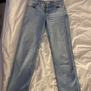 Midrise raka jeans från zara - Raka midrise jeans från zara i storlek 38. Använt ett förtal gånger 