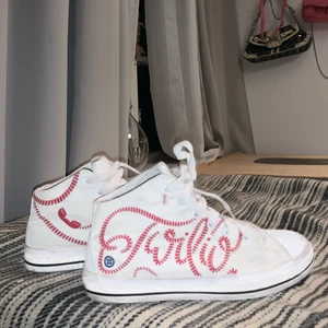 As coola Converse - Super trendiga och coola Converse i storlek 39! Dom är från nvrs (los angels), Custom made