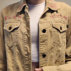 Manchester jacka! - Abercrombie and Fitch Manchester jacka! Mycket gott skick näst in till oanvänt. Jättefina broderade rosa detaljer på kragen och över bröstfickorna. Storleken är mellan en S/M. 
