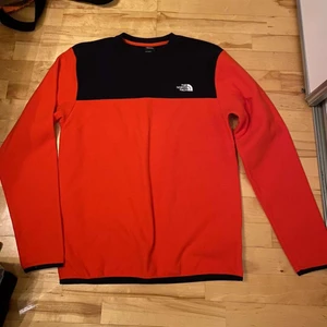 the north face fleece - the north face fleece i dunder skick. Storlek M och köparen står för frakt 💚