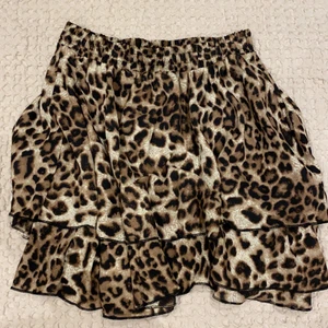 Volangkjol leopardmönster  - Superfin volangkjol i leopardmönster som är köpt på raglady. Använd ett fåtal gånger men är precis som ny. Perfekt till våren och sommaren😍 Storlek S/M💕 Köpt för 600kr.