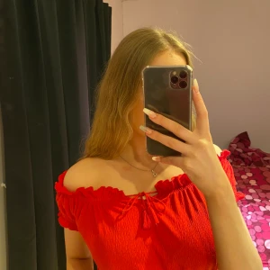 Röd off shoulder sommarblus - Röd kort off shoulder blus. Aldrig använt, enbart tvättad & provad. 