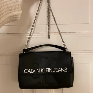 Oanvänd Calvin Klein väska - Oanvänd Calvin Klein väska. Inga skador eller så. Super fin väska som tyvärr inte kommer till användning. Frakt tillkommer