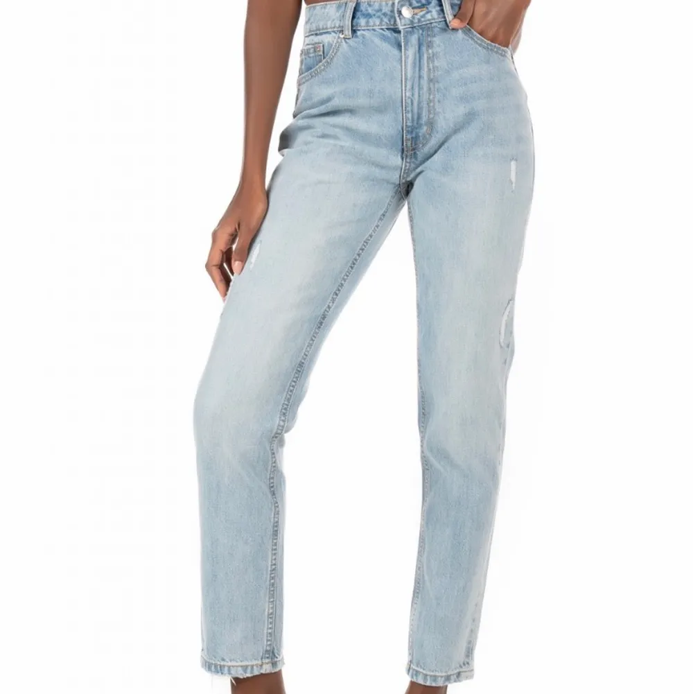 Snygga mom jeans med slitningar. Säljer för att dom är för stora för mig, stl W27/L32. 💓 Köparen står för frakten. Jeans & Byxor.
