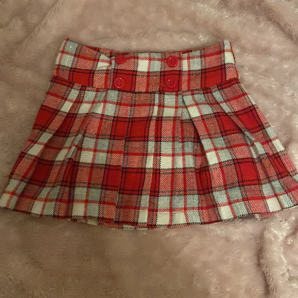 En jätte fin mini kjol från sellpy men säljs då den var för liten för mig❤️ Köparen står för frakt 52 kr🎀 Midjemått:58 cm (enligt sellpy) Står på sellpy att den är XS men jag skulle tro att den är XXS💕. Kjolar.