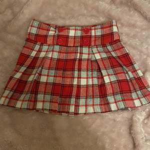 En jätte fin mini kjol från sellpy men säljs då den var för liten för mig❤️ Köparen står för frakt 52 kr🎀 Midjemått:58 cm (enligt sellpy) Står på sellpy att den är XS men jag skulle tro att den är XXS💕