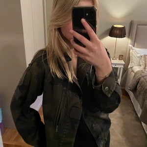 Quatre filles jacka  - Säljer min quatre filles jacka i storlek S/M 🤎 Jackan är använd men välvårdad så inga skador eller fläckar på den. 