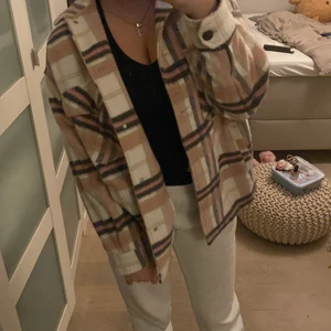 zara vårjacka  - Jättefin vårjacka från zara i stl xs men skulle säga att den är ganska stor i storlek. Använd ett fåtal gånger. Köpare står för frakt. Köpte för 600kr säljer för 400 men kan diskuteras 