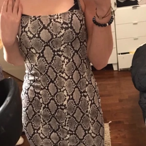 Ormprint minidress - Jätte mjuk och formpassande klänning i ormtryck